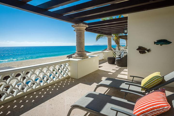 Upper terrace with loungers and a view along the beach at Casa Cielo