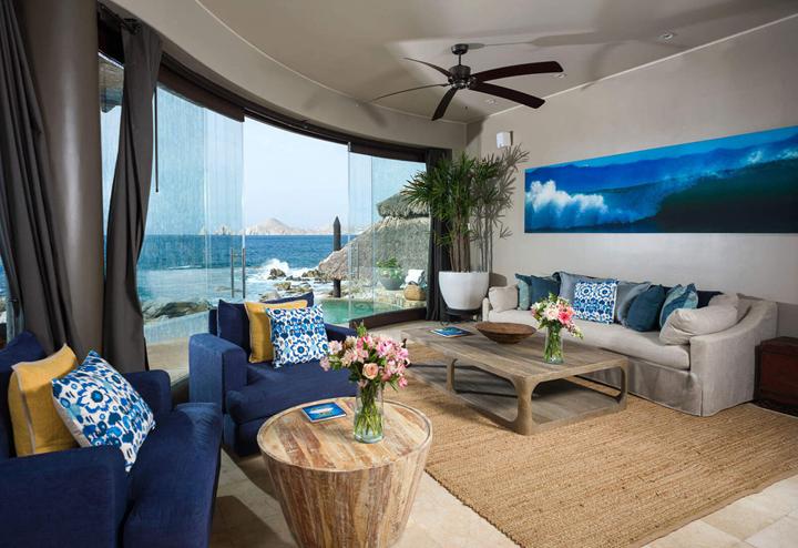 Living room with floor-to-ceiling glass facing the ocean at Casa del Arco