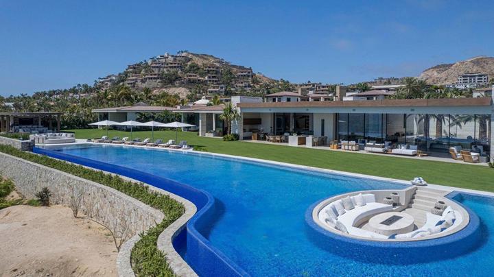 Long infinity pool with a circular in-pool lounge at Casa Elije
