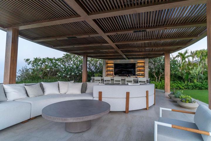 Pergola lounge and outdoor bar at Casa Elije