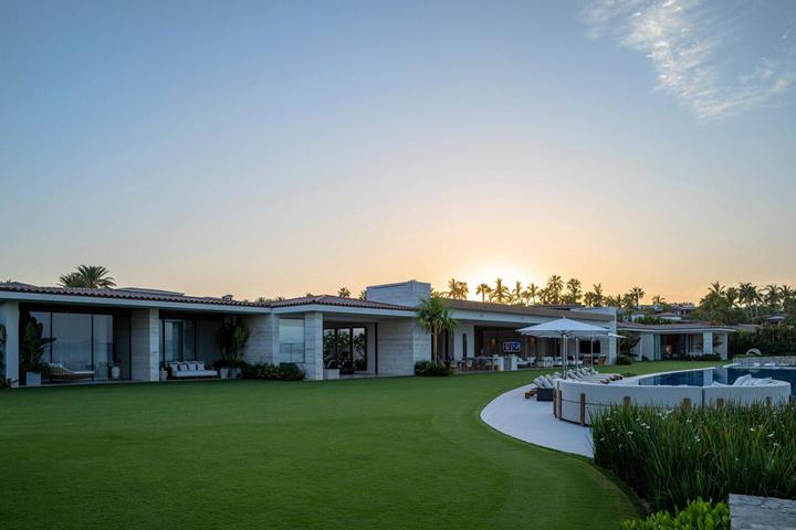 Lawn and villa at sunset at Casa Elije