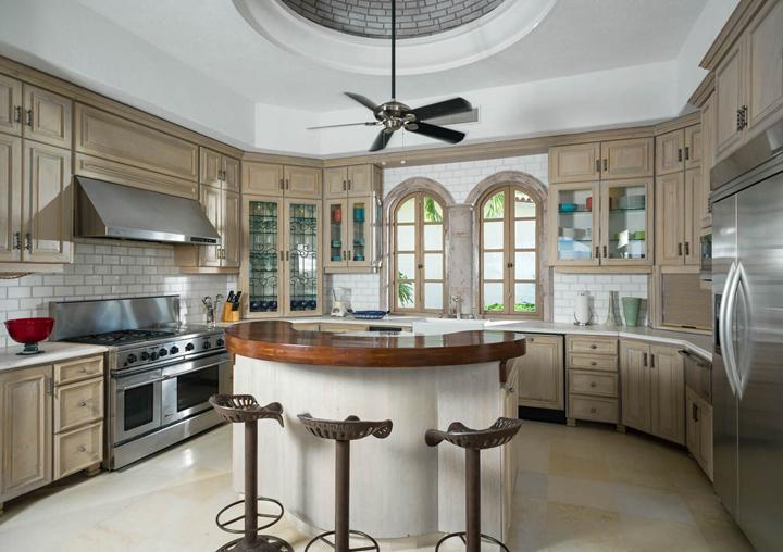 Kitchen with island seating and a professional range at Villa Buena Vida